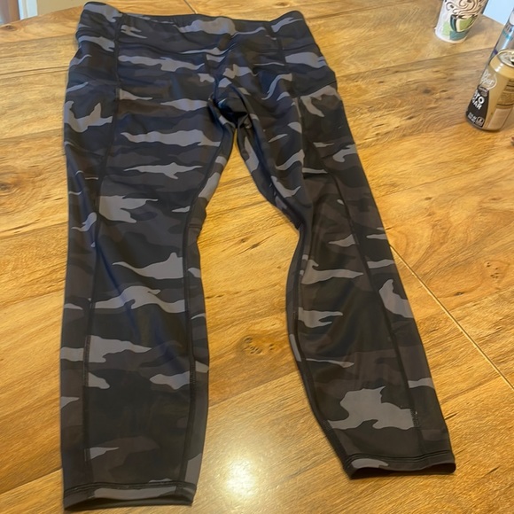 Athleta Pants - Athleta 7/8 length camo contender size L  pants. Hardly worn.